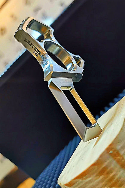 Automobile seat belt buckle