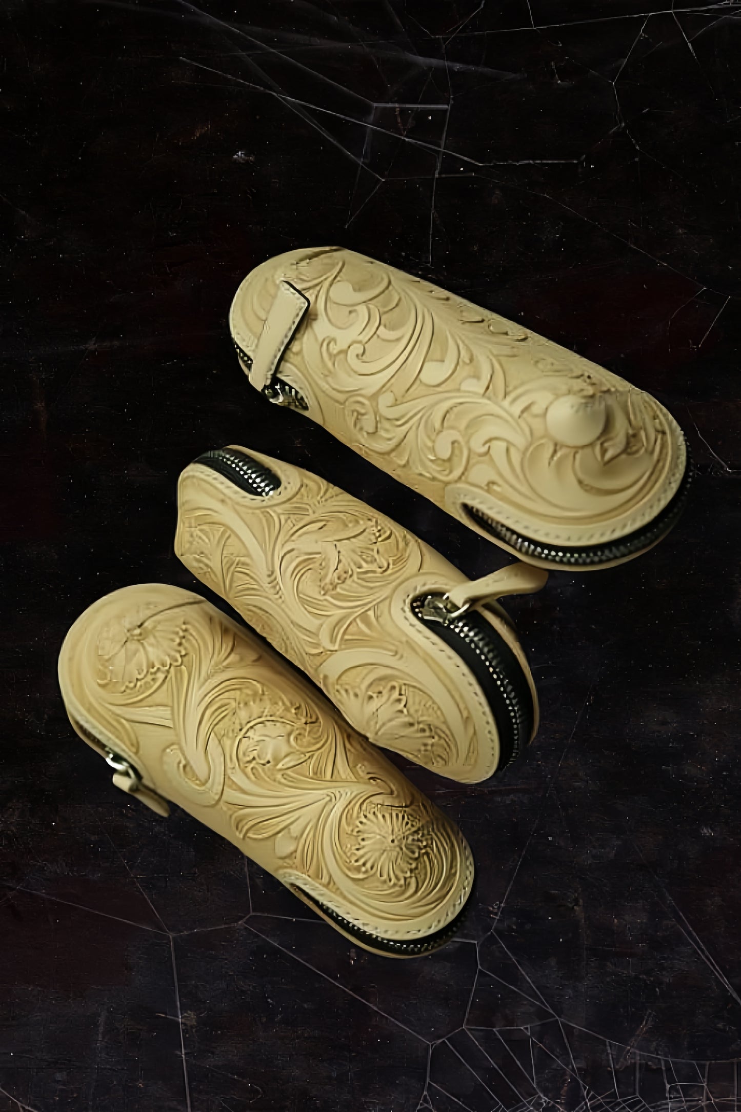 Vegetable-tanned Leather Carved Capsule Pipe Pouch