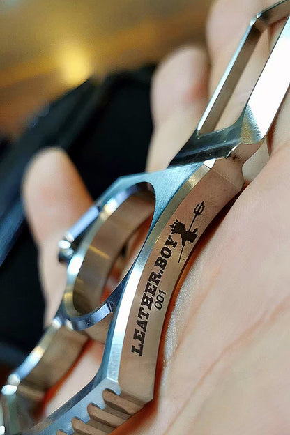 Automobile seat belt buckle