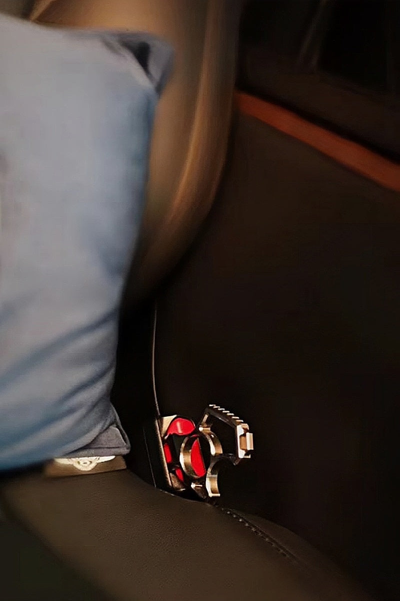 Automobile seat belt buckle